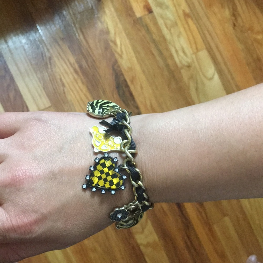 Betsey Johnson New York cab charm bracelet